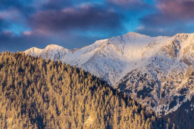 Tepeler ve ayar ay, Alpleri'nde kış manzarası dağlarda kar ile kaplı