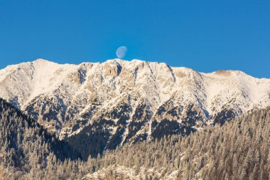 Tepeler ve ayar ay, Alpleri'nde kış manzarası dağlarda kar ile kaplı