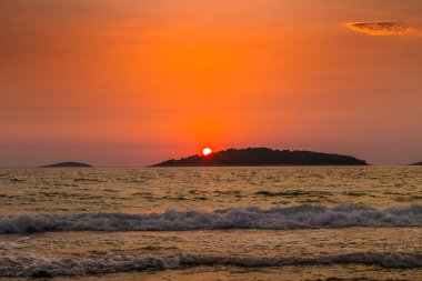 Yaz aylarında Hırvatistan, Adriyatik Denizi kıyısında günbatımı