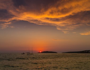 Yaz aylarında Hırvatistan, Adriyatik Denizi kıyısında günbatımı