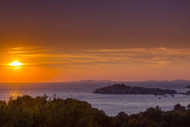 Yaz aylarında Hırvatistan, Adriyatik Denizi kıyısında günbatımı
