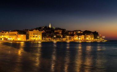 Yaz aylarında Hırvatistan, Adriyatik Denizi üzerinde güzel gece sahne