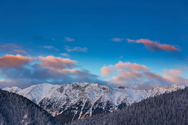Vinter landskap i bergen, med snö täckta toppar och inställningen månen, i Alperna — Stockfoto