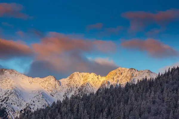 Paisaje invernal en las montañas, con picos nevados y luna poniente, en los Alpes —  Fotos de Stock