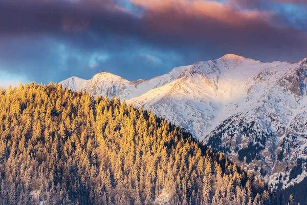 Paisagem de inverno nas montanhas, com picos cobertos de neve e lua, nos Alpes — Fotografia de Stock