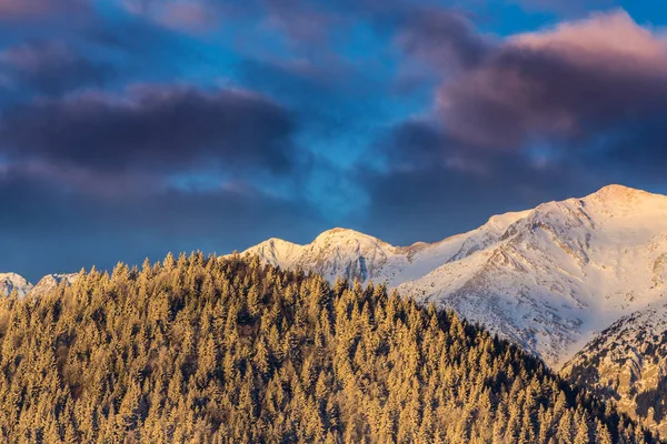 Vinter landskap i bergen, med snö täckta toppar och inställningen månen, i Alperna — Stockfoto