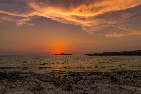 Puesta de sol en el mar Adriático en Croacia, en verano — Foto de Stock