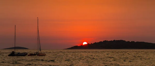 Pôr do sol no mar Adriático na Croácia, no verão — Fotografia de Stock