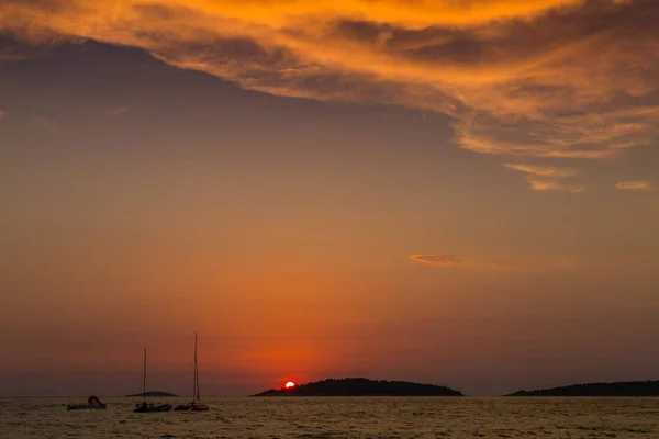 Pôr do sol no mar Adriático na Croácia, no verão — Fotografia de Stock