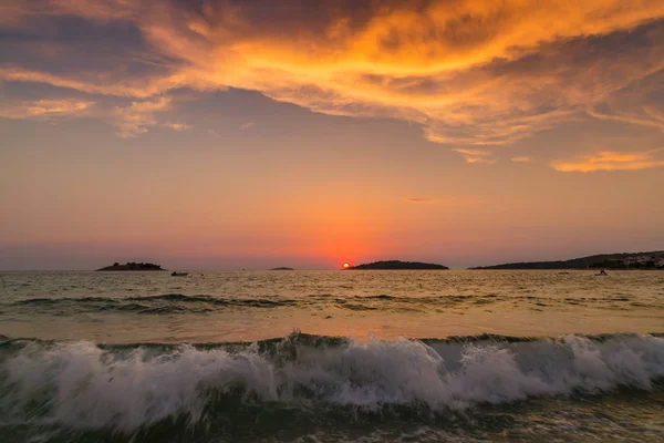 Закат на Адриатическом море в Хорватии, летом — стоковое фото