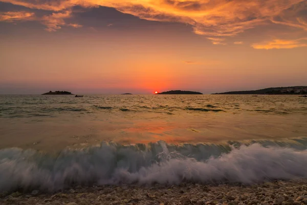 Pôr do sol no mar Adriático na Croácia, no verão — Fotografia de Stock