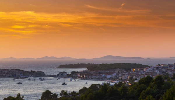 Pôr do sol no mar Adriático na Croácia, no verão — Fotografia de Stock