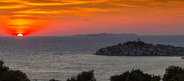 Puesta de sol en el mar Adriático en Croacia, en verano —  Fotos de Stock