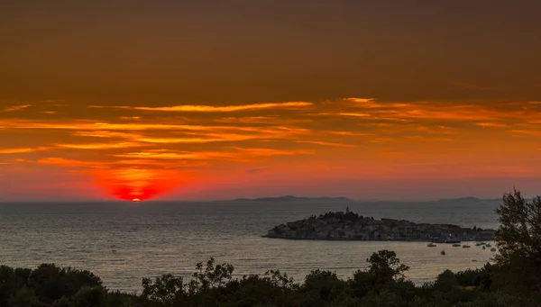 Pôr do sol no mar Adriático na Croácia, no verão — Fotografia de Stock