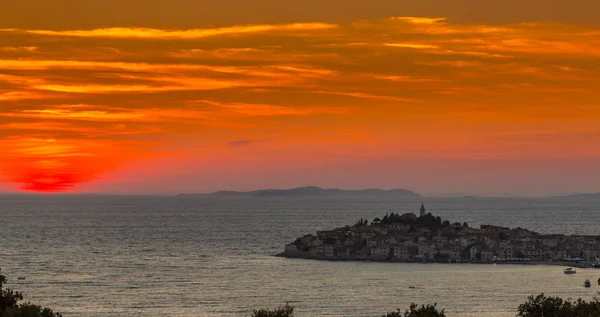 Naplemente az Adriai-tengeren Horvátországban, nyáron — Stock Fotó