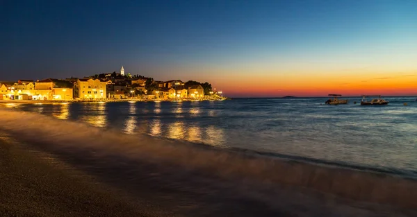 Bela paisagem noturna no Mar Adriático, na Croácia, no verão — Fotografia de Stock