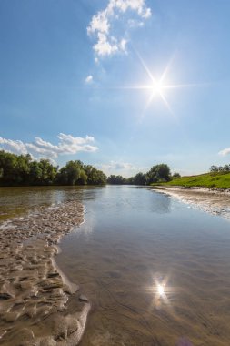 Yaz parlak güneşli bir günde bir göl üzerinde güzel kumlu plaj