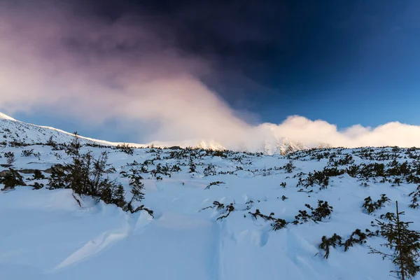 Farbenfroher Wintersonnenuntergang in den Alpen, im Winter, mit frischem Pulverschnee — Stockfoto