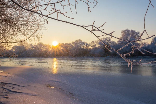 Wunderschöne Winterlandschaft mit frostbedeckten Bäumen entlang des gefrorenen Flusses — Stockfoto