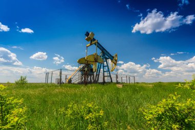 Petrol ve gaz de Avrupa petrol alanında faaliyet, cumulus bulutları ile mavi gökyüzü üzerinde profilli