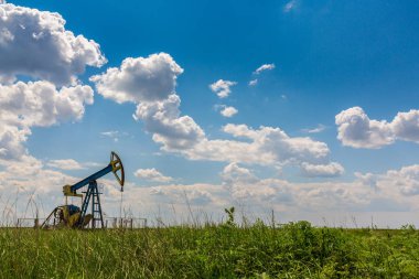 Petrol ve gaz de Avrupa petrol alanında faaliyet, cumulus bulutları ile mavi gökyüzü üzerinde profilli