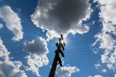 Eski telgraf pole, kümülüs bulutlar, gökyüzü üzerinde bir parlak, güneşli, günde profilli