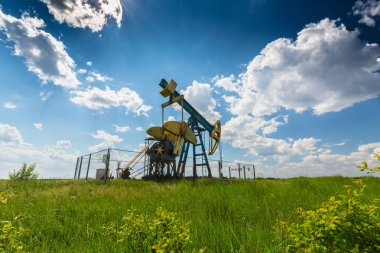 Petrol ve gaz de Avrupa petrol alanında faaliyet, cumulus bulutları ile mavi gökyüzü üzerinde baharda profilli