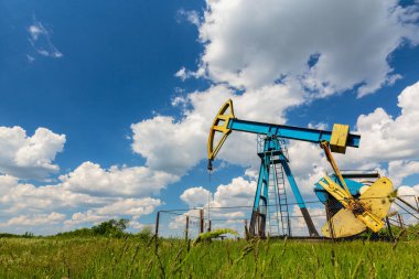 Petrol ve gaz de Avrupa petrol alanında faaliyet, cumulus bulutları ile mavi gökyüzü üzerinde baharda profilli