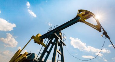 Petrol ve gaz de Avrupa petrol alanında faaliyet, cumulus bulutları ile mavi gökyüzü üzerinde profilli,