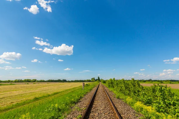 在遥远的农村地区的风景铁路在春天, 在东欧 — 图库照片