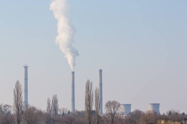 Kömürle çalışan fabrika yığınlarından kaynaklanan koyu kırmızımsı duman ve hava kirliliği