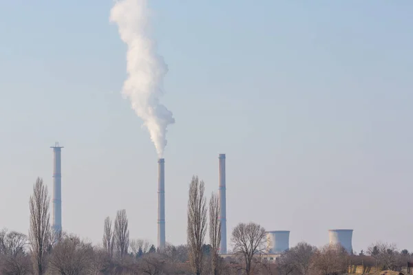 Kömürle Çalışan Fabrika Yığınlarından Kaynaklanan Koyu Kırmızımsı Duman Hava Kirliliği — Stok fotoğraf