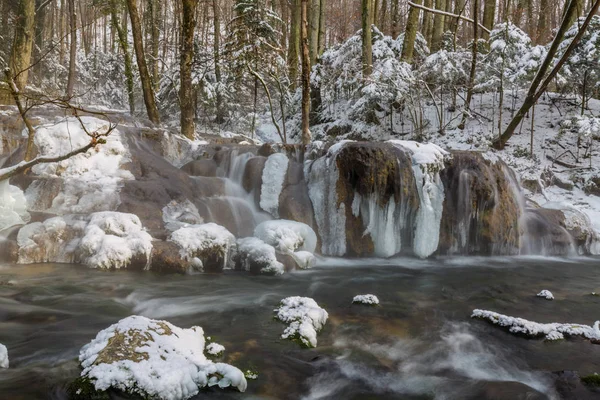 Wild river, beautiful frozen waterfalls and fresh snow in a mountain forest, on a cold winter day — Stock Photo, Image