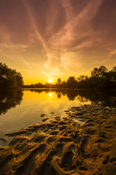 Espectacular panorama de río salvaje con puesta de sol cielo nublado reflexión, en otoño — Foto de Stock