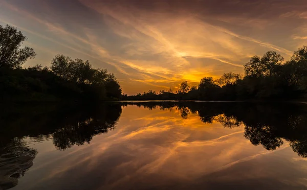 Espectacular panorama de río salvaje con puesta de sol cielo nublado reflexión, en otoño — Foto de Stock