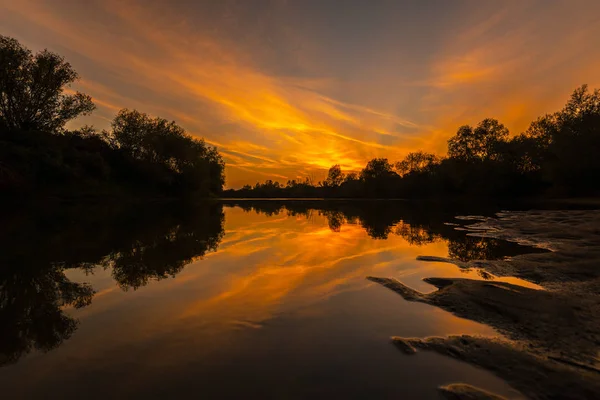 Espectacular panorama de río salvaje con puesta de sol cielo nublado reflexión, en otoño — Foto de Stock