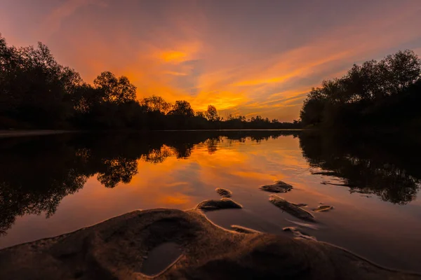 Espectacular panorama de río salvaje con puesta de sol cielo nublado reflexión, en otoño — Foto de Stock