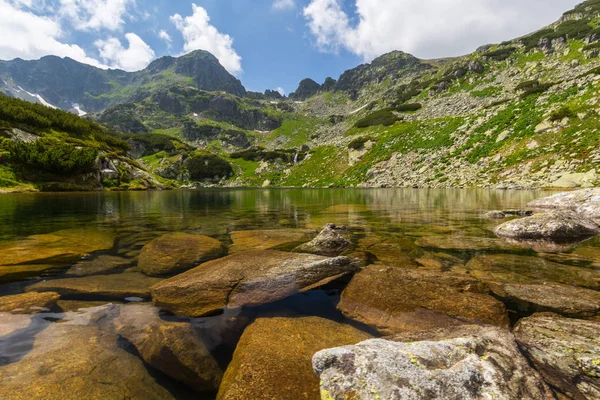 美丽的高山风光在罗马尼亚阿尔卑斯山 在春天 — 图库照片