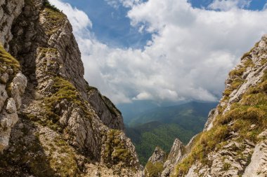 Güzel dağ manzarası kalker kayalar ve fırtına bulutları