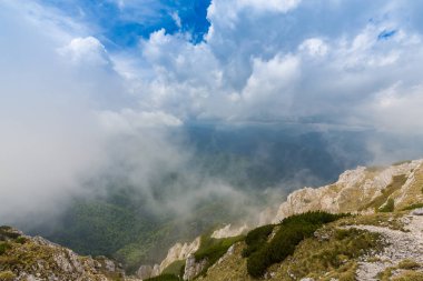 Güzel dağ manzarası kalker kayalar ve fırtına bulutları