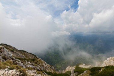 Güzel dağ manzarası kalker kayalar ve fırtına bulutları