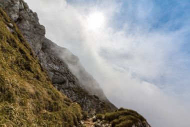 Güzel dağ manzarası kalker kayalar ve fırtına bulutları