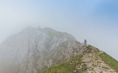 Güzel dağ manzarası kalker kayalar ve fırtına bulutları