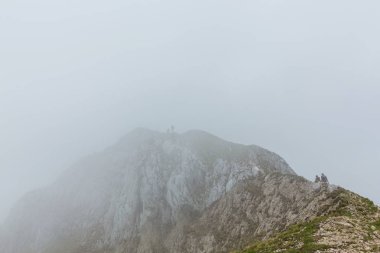 Güzel dağ manzarası kalker kayalar ve fırtına bulutları