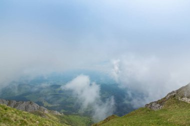 Güzel dağ manzarası kalker kayalar ve fırtına bulutları