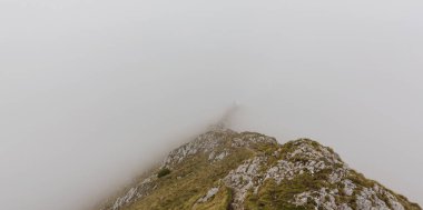 Güzel dağ manzarası kalker kayalar ve fırtına bulutları
