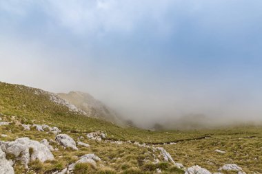 Güzel dağ manzarası kalker kayalar ve fırtına bulutları