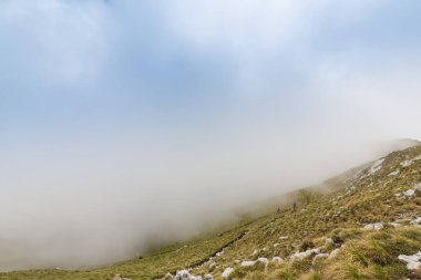 Güzel dağ manzarası kalker kayalar ve fırtına bulutları
