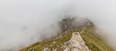 Güzel dağ manzarası kalker kayalar ve fırtına bulutları