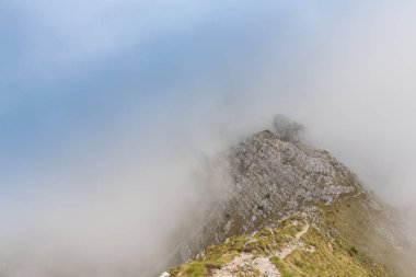 Güzel dağ manzarası kalker kayalar ve fırtına bulutları